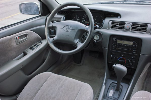 Само след няколко години работа се появяват досадни скърцания в салона. Те се образуват поради вибрацията на две съседни части. Пластмасовите детайли се търкат един в друг и издават неприятни звуци. За да бъдат премахнати, може да се използват специално фолио, силиконов спрей или универсалното WD-40.