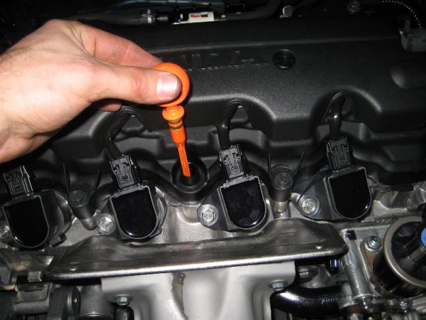 Това се дължи на факта, че различните уплътнения на двигателя са от гума с високо съдържание на каучук, който може да се свие при повишени температури. Затова и собствениците трябва редовно да проверят уплътненията и при нужда да ги заменят с нови. Ако това не бъде направено, се стига до изтичане на масло, което води и до сериозни проблеми с основния задвижващ агрегат. Естествено, това е валидно за повечето модели на пазара, не само за японските. 