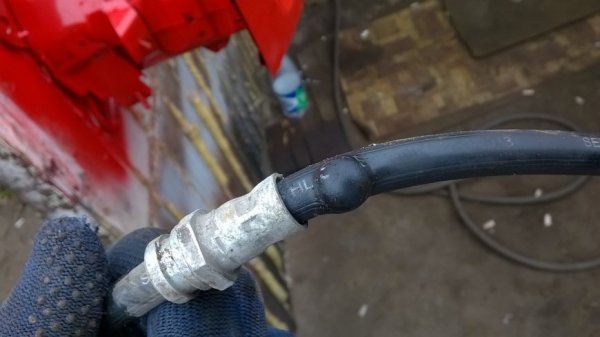 Поради промени в температурата и налягането, и от срещата с лугата и солта през зимата, качествата на материала, от който са направени спирачните маркучи, се влошават. Маркучите се напукват и късат, налягането в спирачната система намалява, което води до намаляване на ефективността при спиране.