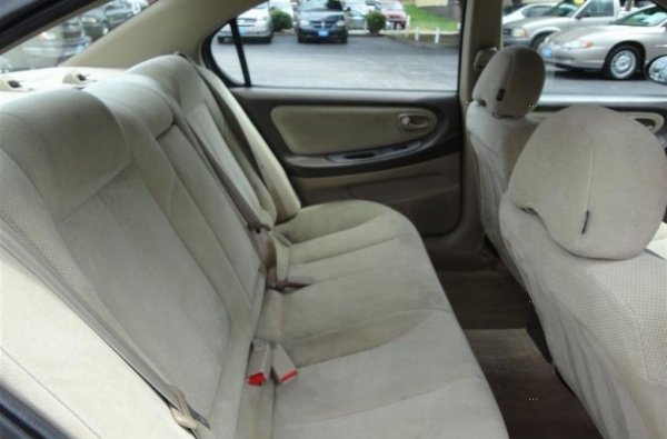 Заради излагането на слънце с течението на времето тапицерията на седалките и пластмасовите панели губят първоначалните си цветове. Избледнелият интериор разваля удоволствието от пътуването с автомобила, а освен това може да се окаже и сериозен проблем при неговата препродажба.