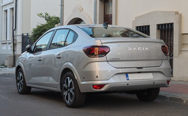 На българския пазар се предлага Logan със същия двигател - 1,0-литров с турбо и 90 к.с., който е комбиниран със същата CVT скоростна кутия. При него стойностите за разход на гориво и на вредни емисии СO2 са идентични като на Sandero, но крайната цена е малко по-висока.
