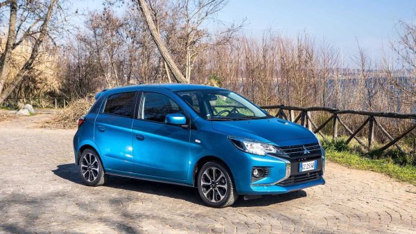 Още един модел, който е на ръба да изпадне от списъка, тъй като цената му е на границата от 40 000 лева. Това Mitsubishi Space Star съчетава 1,2-литров, 3-цилиндров атмосферен бензинов двигател с мощност 71 к.с. и CVT автоматична скоростна кутия. Комбинираният разход на Space Star с автоматична трансмисия е 5,3 л/100 км, а вредните емисии CO2 са 121 г/км.
