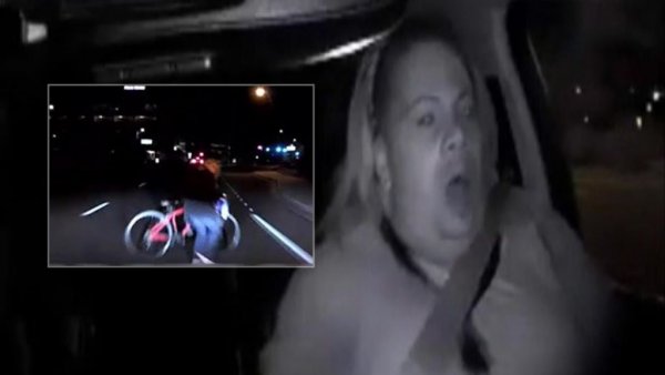 Наблюдателят в безпилотния автомобил на Uber, който прегази фатално жена в Аризона през 2018, ще бъде обвинен в убийство по невнимание, съобщават световните агенции. 
Компанията за споделено пътуване провеждаше изпитания на безпилотни системи в Темпе, Аризона, с човек в колата, който да следи ситуацията и да се намеси при нужда. На 27 август неин автомобил уби велосипедистката Елейн Херцберг. 
Според обвинението наблюдателят в автомобила, 46-годишната Рафаела Васкес (родена като Рафаел), през цялото време е гледалa реалити шоуто The Voice на телефона си, вместо да следи пътя. Васкес пледира "невинна", делото ще се гледа идния февруари. 
