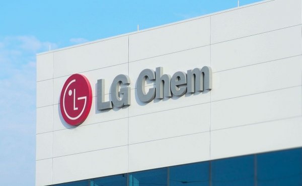 Корейската LG Chem, която доставя батерии на Tesla, GM, PSA и Renault, обяви, че ще обособи в отделна компания производството на батерии за автомобили, защото очаква този сегмент да порасне драматично в близките години. 
Основната дейност на LG Chem е в химическата индустрия и производството на химикали на петролна основа. Поделението за батерии обаче излезе на печалба през последното тримесечие. Корейците очакват то да реализира годишен оборот от над 25 милиарда долара още през 2024 година. 
