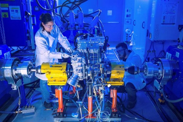 Американският гигант General Motors обяви, че ще разработи свое собствено задвижване за електромобили, което да се използва в цялата бъдеща гама на компанията. Проектът се нарича Ultium Drive и целта му е да направи GM максимално независим от външни доставчици - модел, който вече се прилага от Tesla. 
Ultium Drive ще включва пет различни системи за задвижване - т. нар. е-оси, и три различни електромотора. Според Адам Квятковски, шефа по електромобилите в концерна, новите системи ще повишат ефективността и обхвата на моделите на ток. 
