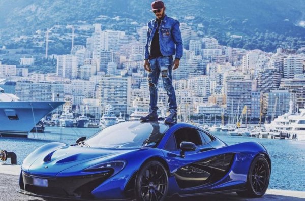 Ако не беше McLaren, може би нямаше и да чуем за Хамилтън. На 10 години, вече иззвестен картинг пилот, той се доближава до легендарния Рон Денис на една гала вечеря и му заявява, че иска да кара за него. Три години по-късно Люис вече е пилот в школата на легендарния тим, където се обучава. През 2007 година, на 22-годишна възраст Хамилтън дебютира във Формула 1 за тима на McLaren, заедно с Фернандо Алонсо, а останалото е история.

Пилотът напуска британския тим през 2013, когато преминава в Mercedes, но запазва много добри отношения с тима. Дотолкова, че през 2015 година, че през 2015 дава милион евро за уникалния McLaren P1.