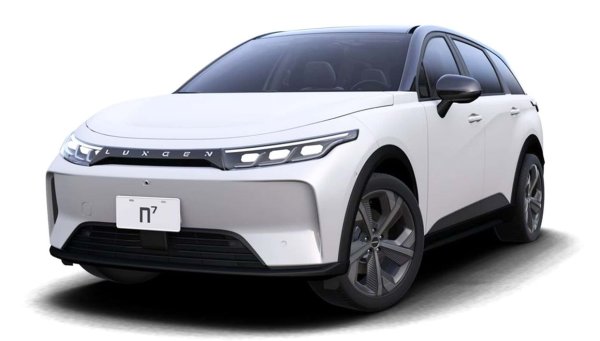 Тази телекомуникационна компания и основен аутсорсинг партньор на Apple също навлиза в автомобилния сектор, разширявайки операциите си отвъд сглобяването на смартфони за американския технологичен гигант. 
Foxconn вече пусна собствена марка автомобили. Става въпрос за Foxtron , автомобилната марка на Foxconn, която в момента представя само концепции, без да стартира серийно производство.
На Foxtron обаче вече е поверено изграждането на Luxgen n7, електрическият SUV, който също е първият плод на съвместното предприятие между Foxconn и Yulon Motor.
В действителност Foxconn гледа дори по-далеч и вече мисли да произвежда икономичен електрически триколесен автомобил чрез нови фабрики в Индия или Тайланд. Поради тази причина през 2021 г. тя създаде консорциума Mobility in Harmony (MIH), който има над 2600 доставчици и се стреми да създаде отворена платформа за автомобили, захранвани изцяло с батерии.
