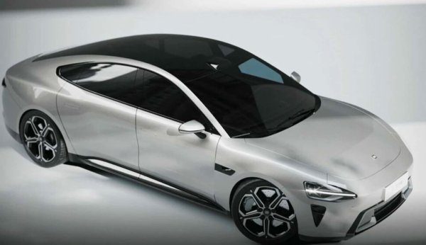 Xiaomi е третият по големина производител на смартфони в света и, започвайки от този трамплин, иска да разшири бизнеса си в света на автомобилите. За да постигне целта си, китайският гигант стартира проекта за първия си електрически автомобил, известен в момента под името Modena.
Представянето на Xiaomi Modena е насрочено за следващия ноември, като вече е започнало производството на няколко прототипа на електрическия седан с кодово име MS11, който ще има тройна батерия от 101 kWh и пробег от около 800 км, за да предизвика конкуренти като Tesla Model 3 и BYD Seal.
Друг проект на Xiaomi, разработен чрез дъщерното дружество  Gongjianpai Auto Technology, е този на току-що представения SSC SC-01, електрически модел с мощност от 425 конски сили, способен да ускори от 0 до 100 км/ч за 3,5 секунди.
