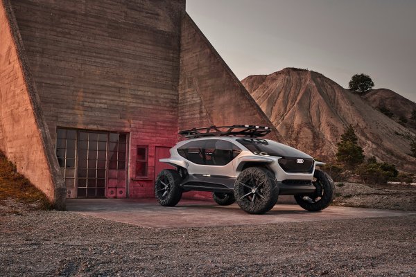 Това високопроходимо автомобилче от бъдещето притежава четири собствени дрона, които да разузнават и да му осветяват пътя при нужда. Макар и почти изцяло от стъкло, AI:Trail е всъщност изключително здраво и подходящо за тежък офоуд, а задните седалки се превръщат в хамаци. 
