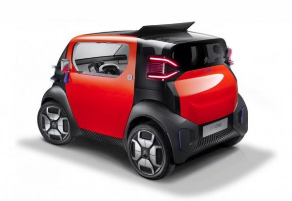 Това очарователно кубче е идеята на французите за градския автомобил на бъдещето - създаден да бъде споделян, а не притежаван. Тежи само половин тон, задвежва се от електромотор и батерия, а изчистеният и опростен интериор е създаден с идеята да издържа на интензивна употреба.
