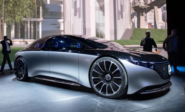 Още един концепт, който скоро ще се превърне в сериен модел като бъдещия електрически наследник на S-класата. Изработен от рециклирани материали и задвижван от електромотори с общо 469 конски сили, EQS има предни светлини, способни да създават холографски изображения.
