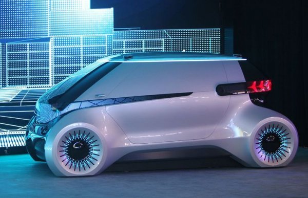 И тук има изобилие от екрани и светещи сигнализатори - само че не отвътре, а отвън. Mobis е замислена да може да общува с пешеходците и другите коли на пътя. Чудим се само как би била приета в България, където дори подаването на мигач напоследък минава за белег на срамна слабохарактерност. 
