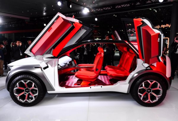 Това е футуристична и свежа на вид разновидност на електромобила Niro-e, но най-силният му коз е интериорът - изчистен, комфортен и дързък, точно както подобава на лъхащото на пури и ром име. 
