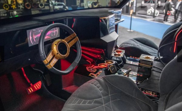 Тук вече няма нищо екологично и устойчиво. Нито пък е точно концепт, защото реално можете да си го купите - макар и никой да не го е сторил до момента. RM-X2 струва 999 999 долара, задвижва се от 6.2-литров мотор от Corvette ZR1 и можете при желание да го имате брониран и с 40-цолови джанти. За цената на гумите не смеем и да питаме, но ще е нещо с доста деветки. 
