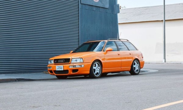 Повечето автомобилни историци го смятат за първото истинско модерно спортно комби. В много отношения тази кола е толкова Porsche, колкото и Audi. Повече от 30 години след краткото си производство от 2891 бройки, RS2 остава еталонът, спрямо който се оценяват всички спортни комбита. 
Тази конкретна бройка от 1994 година е купена в Швейцария втора ръка и транспортирана до Калифорния. 
