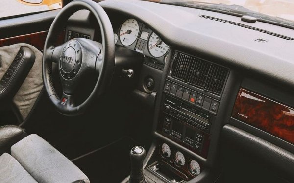 В същата фабрика, където Porsche правеше суперколата 959 и работеше по седана Mercedes-Benz 500E, компанията от Цуфенхаузен произвеждаше и RS2 Avant по договор с Audi от 1993 до 1995. По онова време Porsche не е беше още гигант, бълващ доходни SUV, какъвто е днес, и се нуждаеше от пари.
Интериорите на Audi от средата на 90-те години означават висококачествени материали и скромни технологии. 
