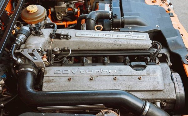 Всички петцилиндрови двигатели на Audi имат копринен тембър, а петцилиндровият на RS2 е несъмнено най-вълнуващият. От днешна гледна точка неговите 311 к.с. може и да звучат малко, но тази кола е фантастично балансирана и се усеща уверено, спокойно и фино. Първата кола от RS серията си остава и най-възвишената. Audi и Porsche не са го създали, за да печели ралита или да чупи рекорди с показателите си. Това е комби, създадено да бъде забавление. Семейно забавление. 
