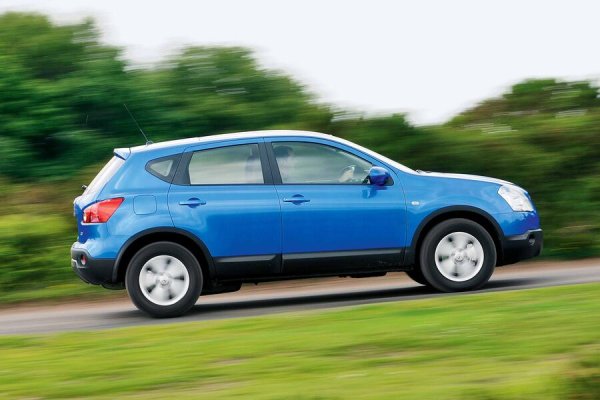 Инженерите на Nissan забелязаха нарастващата популярност на по-големите SUV автомобили и решиха, че това може да се приложи към C-сегмента – и тъй като ставаше въпрос за семеен автомобил, той не се нуждаеше от офроуд способностите или здравата обшивка на категорията.

Резултатът беше автомобил с големи колела, висока проходимост и седалки като на по-голям SUV, но без способността да се движи навсякъде, от която малцина се нуждаеха. Европейското производство се осъществяваше в Съндърланд и в рамките на една година Nissan продаде 100 000 бройки.
