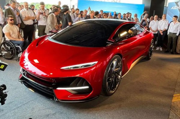 Aehra Sedan е по-елегантна версия на Aehra SUV, с по-аеродинамична каросерия, която се предполага, че ще позволи пробег от 800 км. Това е приоритет за седана според шефа на инженеринга на компанията Франко Чимати, който преди отговаряше за разработването на EPA платформата на Lotus.
