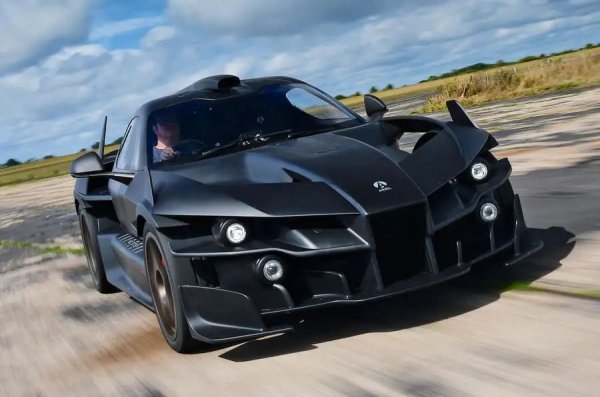 Ariel Hipercar със сигурност отговаря на името си, включвайки четири електрически мотора с обща мощност от невероятните 1164 к.с. Той оправдава и външния си вид на изтребител с газова турбина за удължаване на пробега, която помага на батерията с капацитет от 62kWh да поддържа заряда си.
