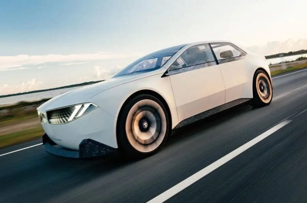 Концептът BMW Vision Neue Klasse, който бе показан на автомобилния салон в Мюнхен, е първият поглед към бъдещето на 3 Series. Радикалният седан ще стартира новата колекция от електромобили, обещаващи да предложат скок в технологиите за поколенията, с 30% по-голям пробег, 30% по-бързо зареждане и 25% по-голяма ефективност.
