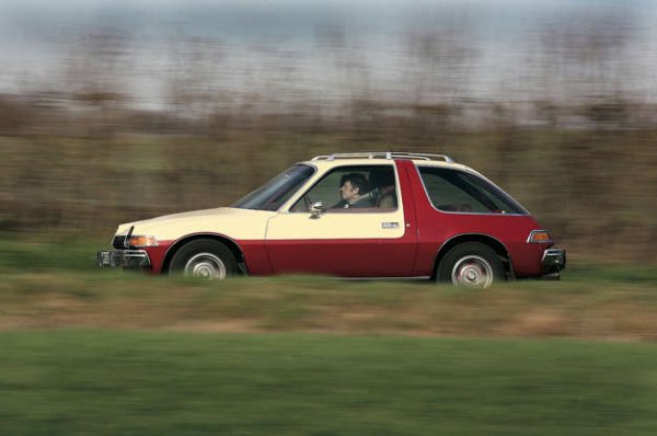 Шефът на дизайна на AMC – Ди Тийг, създа този доста смел хечбек с 3 врати, като го обяви за „първата широка малка кола“. Смелият „стъклен“ Pacer беше приет като глътка свеж въздух, но голямото разочарования беше под капака. Първоначално за модела беше предвиден Ванкелов двигагел, но вместо това той трябваше да се задоволи с 6-цилиндров мотор на AMG, който страдаше от липса на мощност. Четири години след излизането на пазара на Racer – през 1979 г., продажбите паднаха под 10 000. Затова и 1980 г. се оказа последна за този модел.