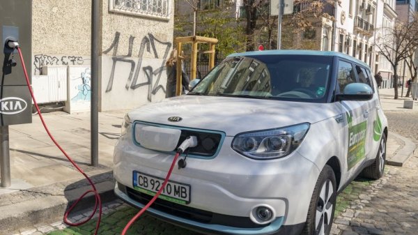 Данъци: Няма отстъпки от ДДС при придобиване. С промени в Закона за местните данъци и такси, влезли в сила от началото на 2018, електромобилите са освободени от местен данък. 
Преки субсидии: няма