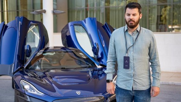 Данъци: Електромобилите са освободени от акциз, както и от специалната екологична такса. 
Преки субсидии: 9333 евро при покупка на електромобил, 5333 евро при покупка на плъг-ин хибрид. Субсидиите се отпускат веднъж годишно, до изчерпване на предвиденото финансиране. 

На снимката: Мате Римац, създател на производителя на електрически хиперколи Rimac
