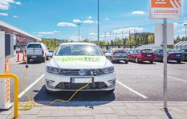 Данъци: минимална ставка на ДДС и акциз за автомобили с нулеви емисии. Собствениците им ползват и отстъпка от дължимия данък общ доход, в размер до 170 евро месечно. 
Преки субсидии: 2000 евро при покупка на електромобил на стойност до 50 000 евро. През миналата година временно към това се добавяха още 2000 евро при предаване за претопяване на стар автомобил.
