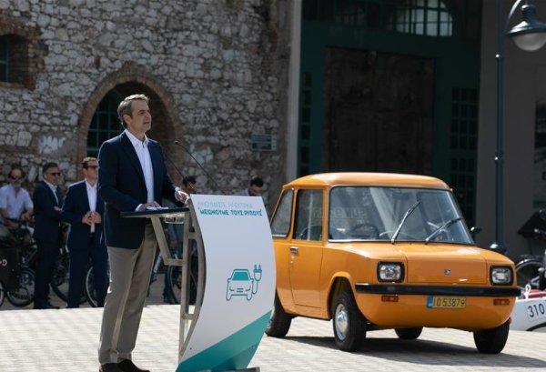 Данъци: Електромобилите са освободени от регистрационна такса, а плъг-ин хибридите плащат само 25% от нея. От местен данък са освободени автомобилите с емисии въглероден диоксид под 122 г/км (по тестовия цикъл WLTР).
Преки субсидии: Държавата възстановява на купувача 15-20% от цената на електромобила, но до максимум 6000 евро. Допълнителен бонус от 1000 евро, ако предадете над 10-годишна кола за скрап. 
