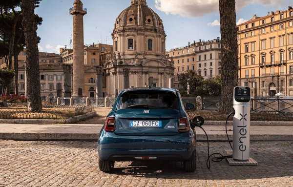 Данъци: Няма отстъпка от ДДС и регистрационни такси. Електромобилите са освободени от местен данък за първите пет години след регистрацията си, след това плащат 25% от ставката.
Преки субсидии: Италия въведе системата бонус-малус: при регистрация на автомобил с емисии под 20 г/км собственикът получава до 6000 евро, а при регистрация на кола с емисии над 290 грама той плаща 2500 евро допълнително. 
Има и допълнителни стимули за покупка на електромобил, които могат да достигнат 2000 евро. 
Отделно домакинства с ниски доходи (под 30 000 евро годишно) могат да получат от държавата до 40% от сумата за покупка на електромобил, стига той да е с цена под 30 000 евро и с мощност под 150 киловата. 
