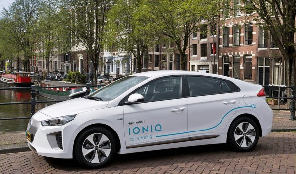 Данъци: автомобилите с нулеви емисии са освободени от такси върху придобиването и местни данъци. Плъг-ин хибридите плащат половината от местния данък. 
Преки субсидии: Сложна схема за сусидиране на физически лица при покупка на малък или компактен електромобил. Сумите варират в зависимост от множество показатели, включително професия и доход на кандидата. Отделна схема за лекотоварни автомобили и таксита. 
