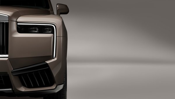 Клиентелата на тази марка никога не е обичала радикалните промени, затова и новият Cullinan е само внимателно обмислена еволюция на досегашния. Най-видимата промяна е с новите Г-образни дневни светлини - едно очертание, характерно за света на луксозните яхти, но откривано и в дългата история на Rolls-Royce, каза ни главният дизайнер на марката Андерс Варминг. 
