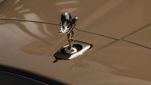 Нов е и този особен цвят, разработен специално за представянето на Series II и наречен Emperador Trufflе. Каталогът от достъпни цветове на Rolls-Royce вече надхвърля 44,000, макар че компанията е готова да създаде и изцяло нови разцветки по желание на клиентите. 
