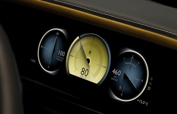 Най-лесно забележимата промяна в интериора е стъклената фаша в горната част на таблото. В нея са интегрирани дигиталните уреди за водача и централният дисплей на информационната система. Клиентите вече могат да персонализират цвета и стила на уредите. 
