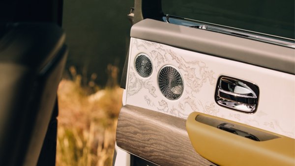 Към екраните за задните седалки вече могат да се свържат две устройства за стрийминг на видео. Освен това към информационната система на задните места можете да свържете всякакви Bluetooth слушалки. Аудиосистемата 
Bespoke Audio има 18 различни говорителя и 18-канален усилвател с мощност 1400 вата. При проектирането на колата съзнателно са предвидени специални кухини в алуминиевия корпус, които действат като резонатори за нискочестотните звуци. Така на практика цялата кола се превръща в субуфер. 
