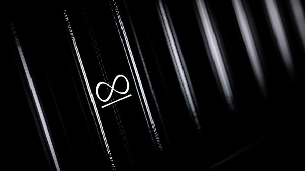 Стъклената фаша продължава и пред пътника, като тук вече тя изпълнява чисто декоративна функция. Тя е осветена чрез цели 7000 светодиодни елемента и, естествено, позволява на клиентите да я персонализират с всевъзможни мотиви. 
