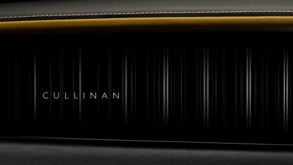 За интериора са разработени множество нови материали, като например декорацията от сив ясен, върху която екипът на Rolls-Royce Bespoke е работил четири години, за да постигне нужната текстура и в същото време надеждност. 

