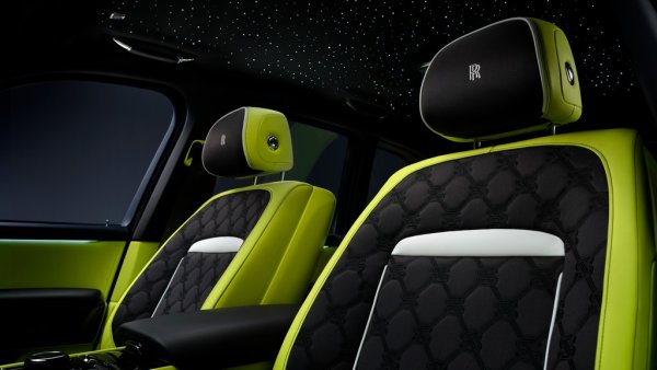 С Cullinan Series II се въвежда и един изцяло нов тип текстил за тапицерията, произведен на базата на естествени бамбукови влакна. Според създателите му, този материал далеч превъзхожда кожата като проветряемост, мекота и в същото време издръжливост. За него британците са измислили и нова изумително сложна кръстосана бродерия. Изпълнен с този материал интериор включва 2.2 милиона шева и впечатляващите 18 километра конец за бродиране. 
