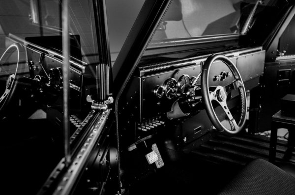 Модулната конструкция позволява демонтирането на някои панели. За всъдехода B1 ще се предлага стъклен покрив с разделящи се елементи, но той няма да е достъпен за пикапа. Производството на двата модела на Bollinger ще стартира догодина.
