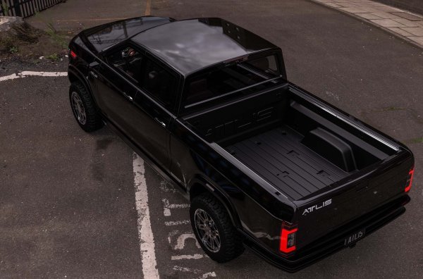 Пробегът на Atlis XT зависи от батериите, като е 483, 644 или 805 км. Празен пикапът ускорява от 0 до 97 км/ч за 5 секунди, а с 16-тонен прицеп - за 18 секунди. Максималната скорост е 193 км/ч.
