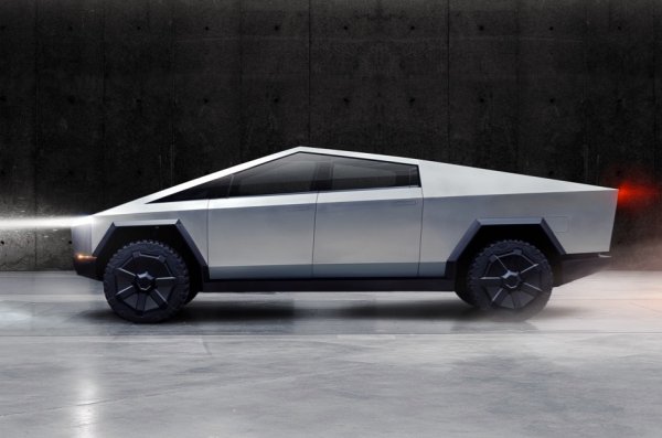 Странностите не завършат с дизайна. Пикапът на Tesla няма рама, носещата конструкция се нарича "екзоскелет", а товарната платформа - The Vault (варианти на превода има много, но нека се спрем на "хранилище"). Силовата структура и каросерията са направени от неръждаема стомана, а стъклата - от полимерен композитен материал.
