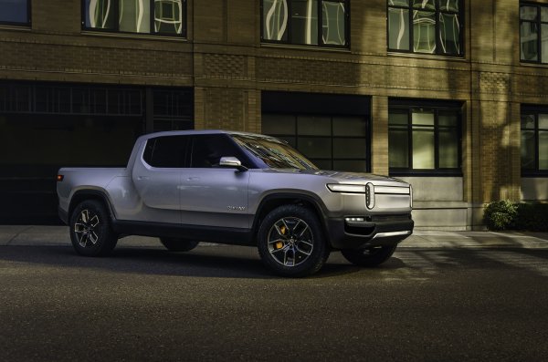 В борда на директорите на американската компания Rivian Automotive са бивши топ-мениджъри на  McLaren и Harley-Davidson. През 2017 г. фирмата купи бившия завод на Mitsubishi в Илинойс, след което получи от властите в щата данъчен кредит за 15 години в размер на 49,2 млн. долара. И сега може да започне серийно производство на пикапа R1T, който ще дели пазара с Tesla.
