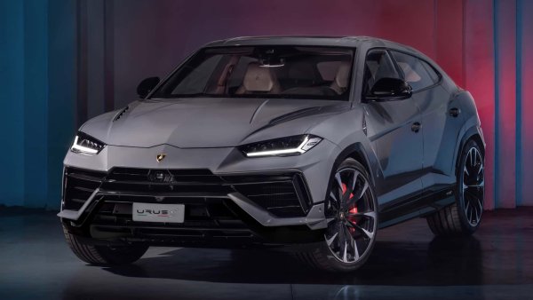 Urus е първият SUV на Lamborghini след мощния LM002. И въпреки че споделя основите с Bentley Bentayga, италианският модел се фокусира повече върху производителността, отколкото върху лукса. Неговият туин-турбо 4,0-литров V8 изпомпва 657 к.с., като позволява развиване на максимална скорост от 305 км/ч.
