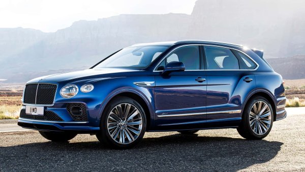 Bentayga Speed е ориентираната към производителност версия на луксозния SUV на Bentley. Той получава подобрение на мощността от 6,0-литров W12 с двойно турбо, произвеждащ 626 к.с. В сравнение със стандартния модел, въздушното окачване е по-твърдо, а този модел се предлага с карбоново-керамични спирачни дискове за по-добро спиране.
