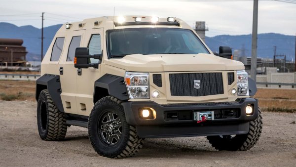Rhino GX е SUV, който изглежда готов за военна зона. Освен това има LED светлинни ленти отпред и отстрани на покрива. Предлагат се гуми до 38 цола. Основите идват от Ford F-450 и купувачите могат да изберат 6,7-литров турбодизел V8 или 6,8-литров V10. Налични са конфигурации с пет и седем пътника, а базовата версия струва поне 275 000 долара.
