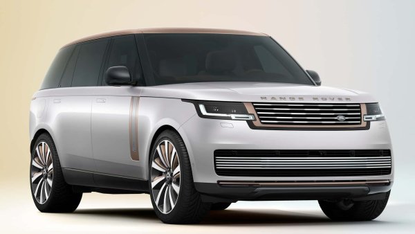 Предишното поколение Range Rover SV се предлагаше в конфигурация с дълго междуосие, която съчетаваше мощен двигател и просторна кабина. Мощността идва от 5,0-литров V8 с компресор, който произвежда 557 к.с. По-голямата каросерия дава на пътниците на задните седалки огромно място за краката и може да се накланя до 40 градуса. Столовете разполагат и с функция за масаж с горещи камъни. Хладилник отзад имаше място за две бутилки шампанско.
