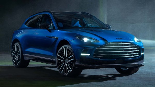 DBX 707 е мощната версия на SUV на Aston Martin. 4,0-литровият V8 с двойно турбо произвежда 707 к.с., откъдето идва и името на автомобила. Той разполага с  преработено въздушно окачване, което позволява по-малко накланяне на тялото. Карбоново-керамичните спирачни дискове също са част от пакета.
