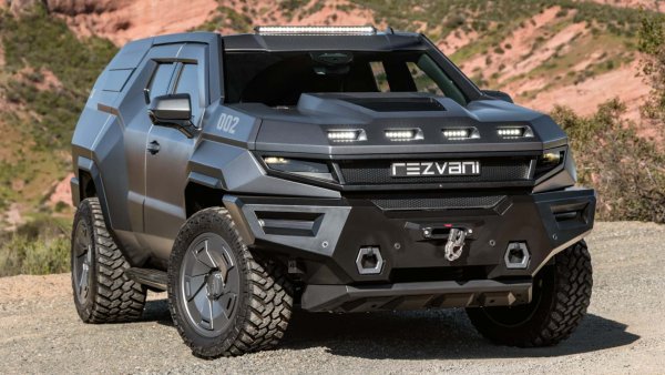 Този голям всъдеход предлага 3 реда седалки, опаковани в здрав външен вид.. Купувачите могат да изберат 3,0-литров турбодизел Duramax на General Motors с мощност 277 к.с или 6,2-литров V-8 с мощност 420 к.с. Rezvani предлага опции като военен пакет на стойност 95 000 долара с бронирани стъкла и каросерия, защита от електромагнитни импулси, електрифицирани дръжки на вратите и противогази.
