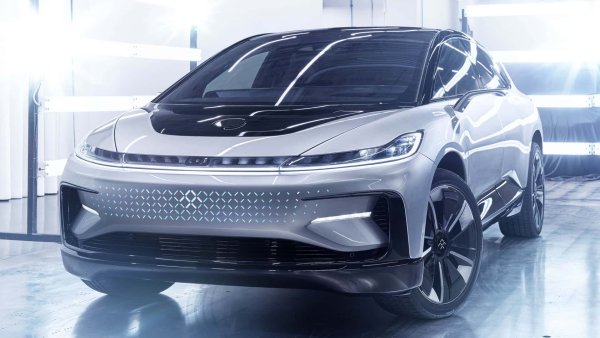 Faraday Future FF91 технически най-накрая е в производство, но има ограничени доставки. Той разполага с батерия с капацитет 130 кВт/ч, което осигурява пробег 610 км. Трите електромотора има съвкупна мощност от 1050 к.с. Вътре има високотехнологична кабина, която разполага с 11 екрана. Но това е изключително скъпо - цените на FF91 започват от 309 000 долара.
